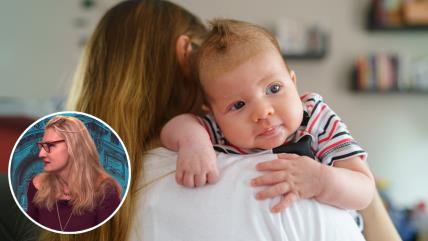 Mama drži bebu da podrigne; dr Nina Ristić