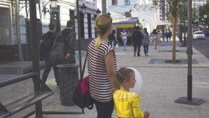 Majka i ćerka na autobuskom stajalištu