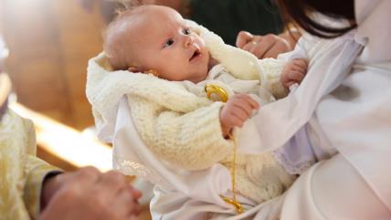 Krštenje bebe u crkvi