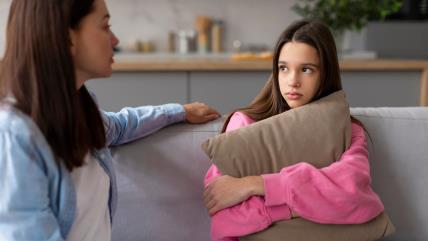 Tinejdžerka razgovara sa majkom