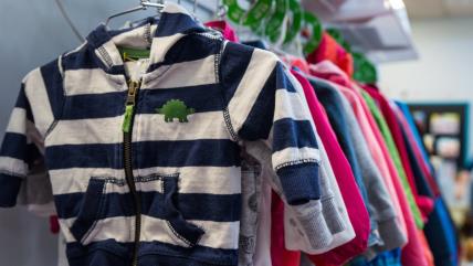 Dečja odeća na ofingerima u prodavnici