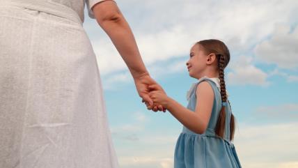 Ćerka drži mamu za ruku