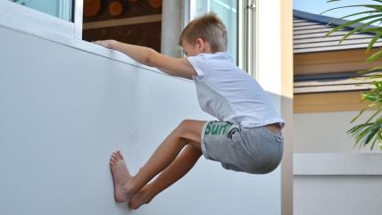 Dečak iskače kroz prozor