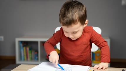 Dete crta flomasterima