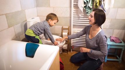 Mama sa malim detetom u kupatilu