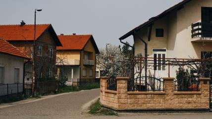 Ulica sa kućama u Srbiji