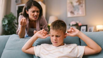 Mama više na sina koji je zapušio uši