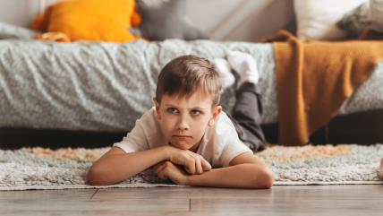 Dečak leži na podu