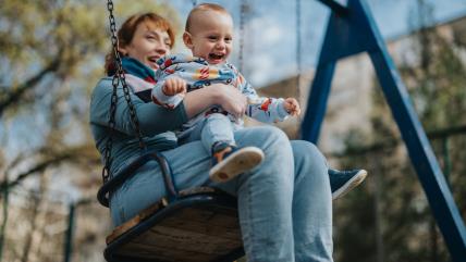 Majka sa detetom na ljuljašci