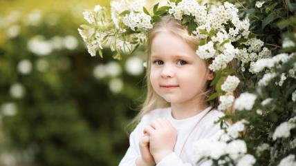 Devojčica pored cveća