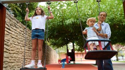 Mama čuva decu na ljuljaškama