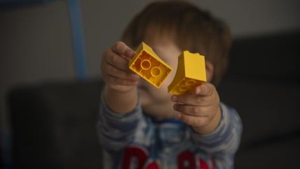 Dete se igra kockama