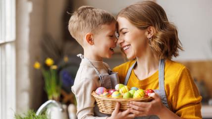 Mama i sin drže korpu sa uskršnjim jajima