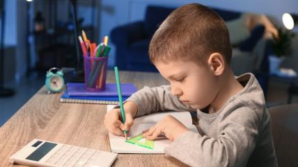 Dete radi domaći zadatak