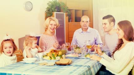 Starija slika porodice na okupu za stolom