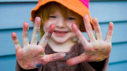 Dete sa rukama umazanim bojom