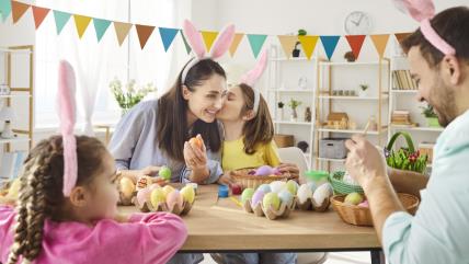Roditelji sa decom farbaju uskršnja jaja