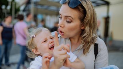 Mama grdi uplakano dete