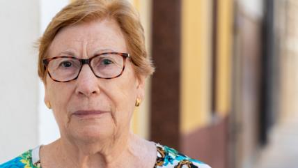 Portret starije žene na ulici