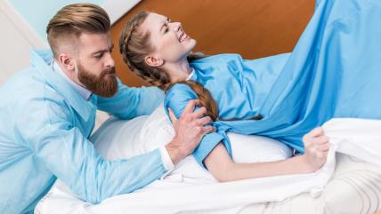 Muškarac sa ženom na porođaju