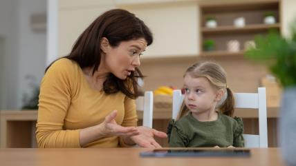 Majka objašnjava nešto detetu