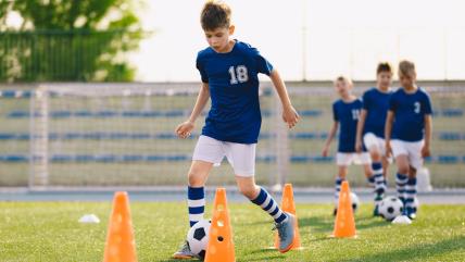 Dečaci na fudbalskom treningu