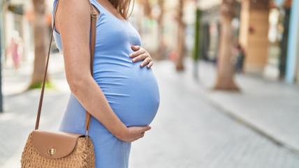 Trudnica šeta ulicom