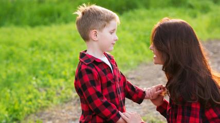 Mama čuči pored sina i razgovara sa njim