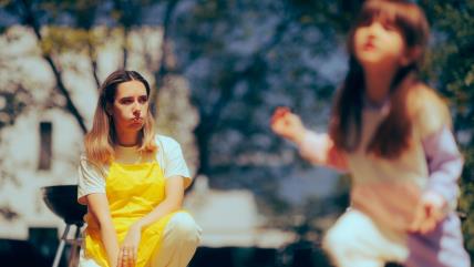 Zamišljena, zabrinuta mama čuva dete