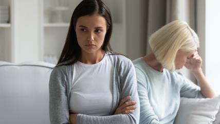 Majka i odrasla ćerka u svađi