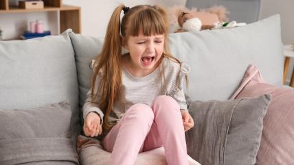 Devojčica plače na kauču