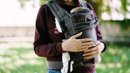 Mama nosi bebu u nosiljci