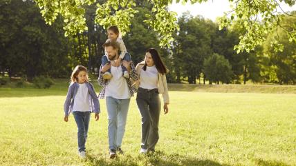 Roditelji sa decom šetaju u prirodi