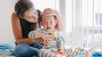 Majka umiruje uplakano dete