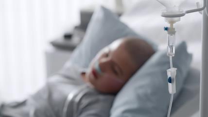 Dečak u bolničkom krevetu