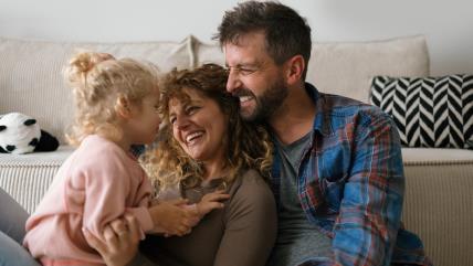 Roditelji sa devojčicom kod kuće