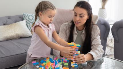 Mama slaže kocke sa devojčicom