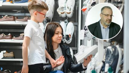 Mama sa sinom kupuje patike u prodavnici; Dr Ranko Rajović