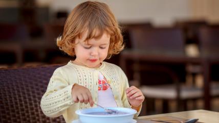 Devojčica jede u restoranu