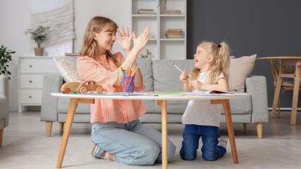 Dadilja se igra sa devojčicom