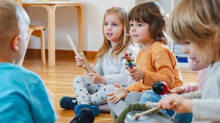 Deca u vrtiću sviraju na muzičkim instrumentima