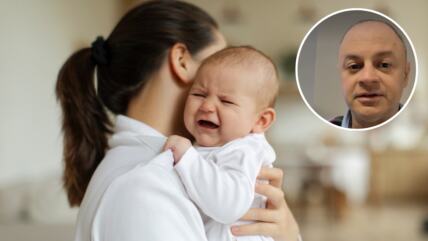 Mama drži uplakanu bebu; dr Afif El Kumaš