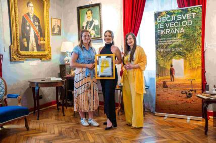 Grand Prix Igračke sa svrhom 2026 Marija Savić (Meleni Radovanović sestra preuzima diplomu) Goya radionica.jpg