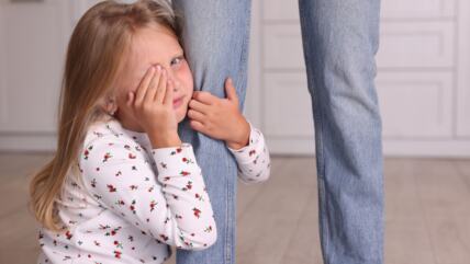 Devojčica plače i drži se mami za nogu