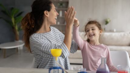 Mama i ćerka bacaju pet