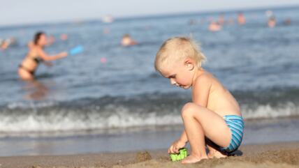 dete se igra na plaži