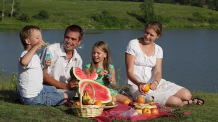 Roditelji sa decom na izletu