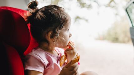 Dete jede u autu