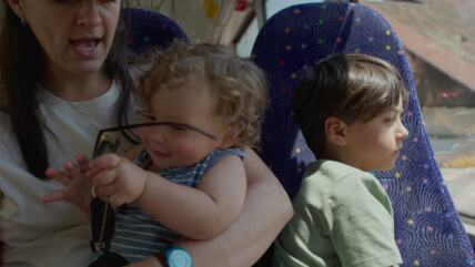Majka sa dvojicom sinova se vozi autobusom