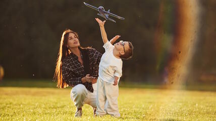Mama i sin puštaju avion